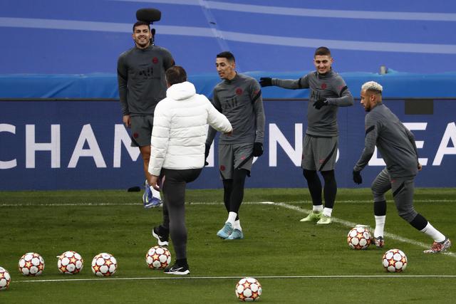 拉塞尔44分字母哥三双 湖人险胜雄鹿重回第九