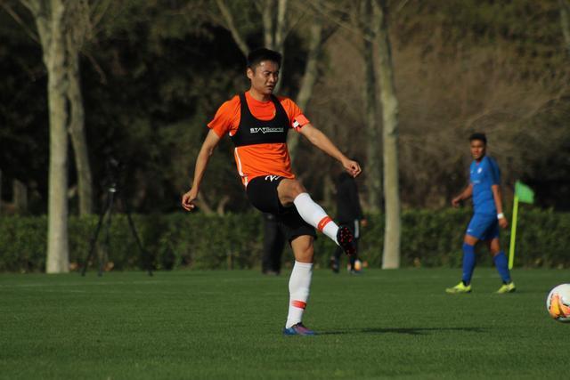 沃特斯35+7胡明轩27分广东胜上海 王哲林30+13